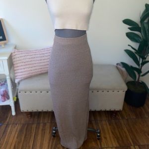 Women’s ribbed midi skirt with slit in the back